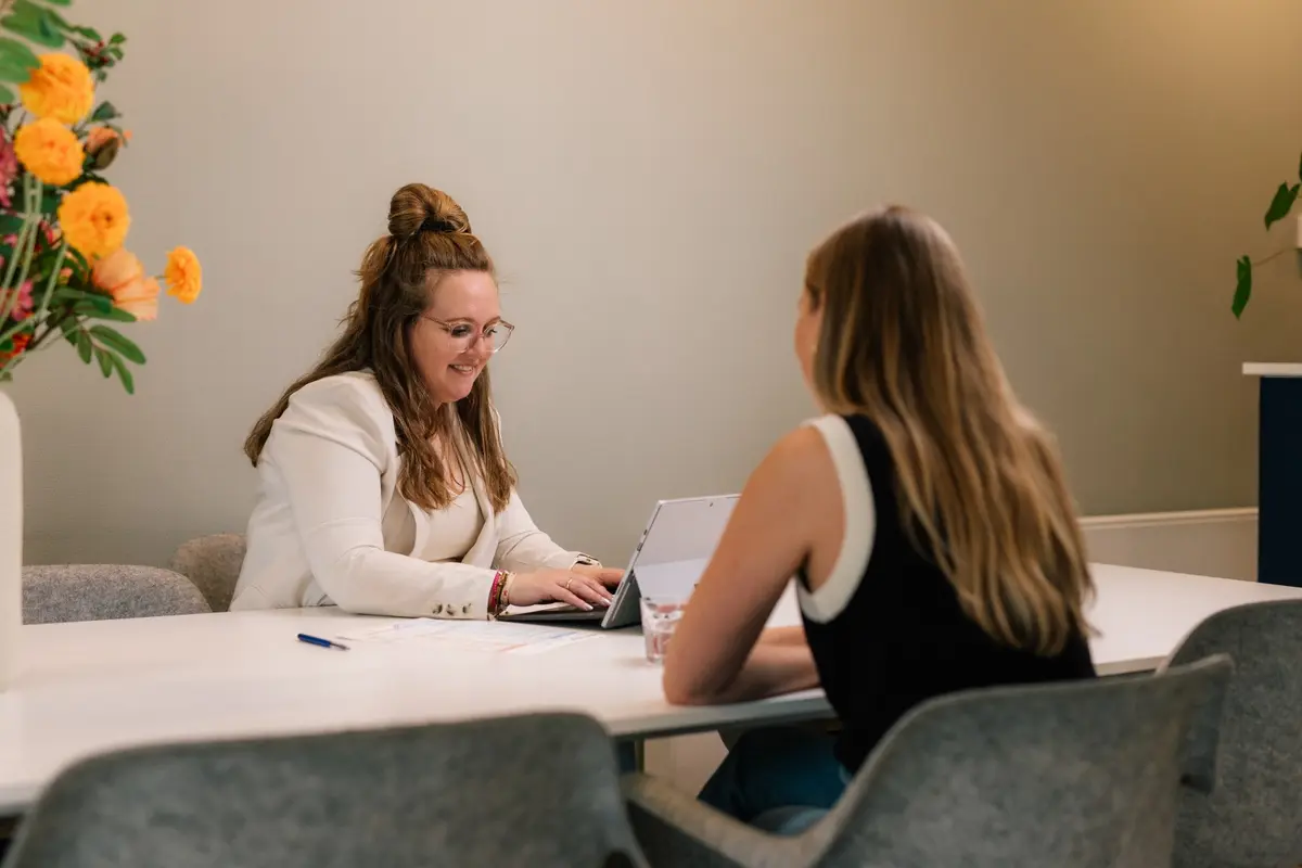 verzekeringsadviseur in gessprek met een klant