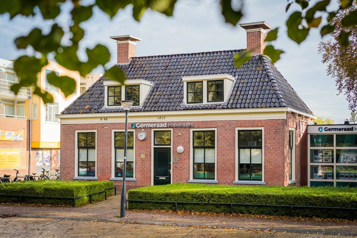Kantoorpand in Stiens waar een makelaardij gevestigd zit. 