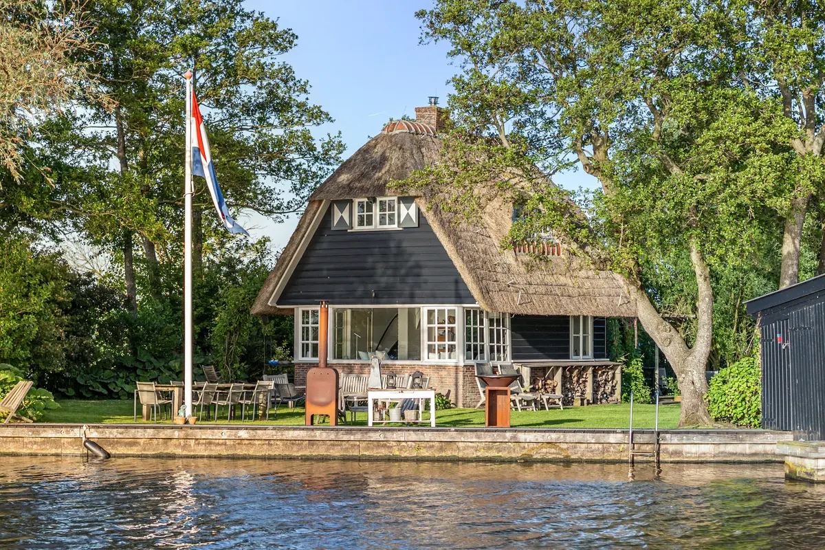 Karakteristieke Friese woning aan het water, met tuin en aanlegsteiger. Tevens een rieten dak. 